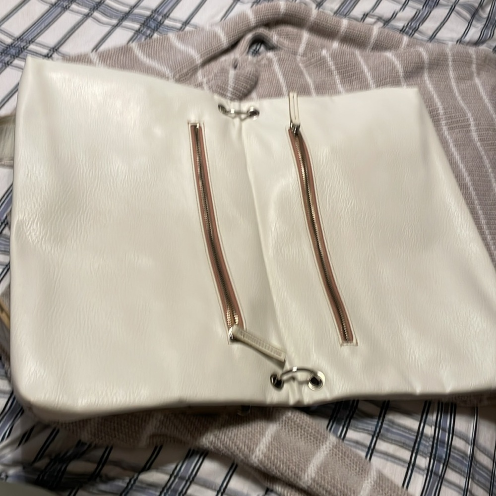 Matt & Nat tote bag cream colored with gold lining 3 pockets in front - Picture 9 of 10